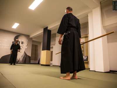 Indossano la hakama, l�indumento tradizionale del guerriero giapponese, una sorta di larga gonna-pantalone lunga fino alle caviglie e stretta in vita da una fascia, che facilitava la seduta a cavallo